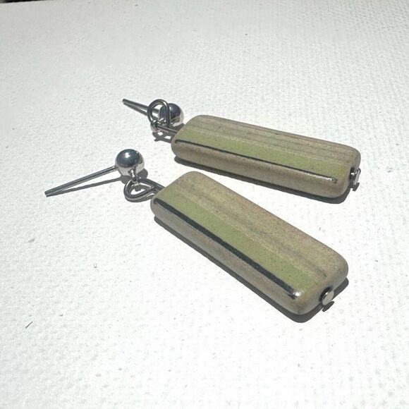 Green rectangular post drop earrings - Picture 2 of 8